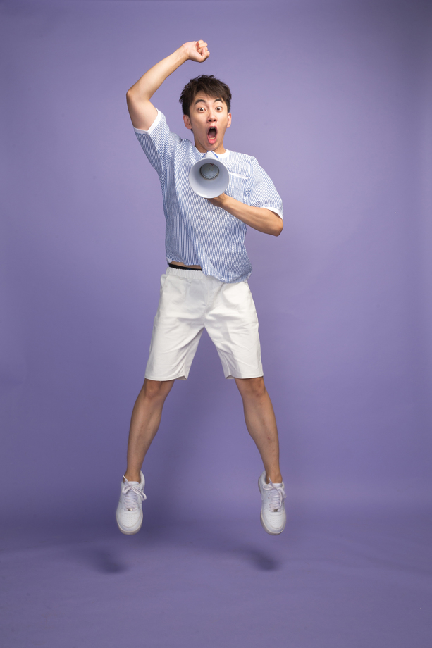 时尚青年男人拿着扩音器 时尚青年男人拿着扩音器