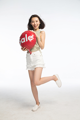 年轻女孩拿着气球照片