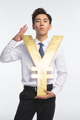 商务青年男人拿着人民币符号图片