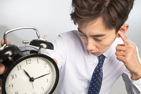 商务青年男人拿着闹钟