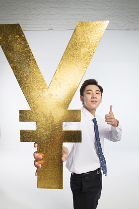 商务青年男人拿着人民币符号图片