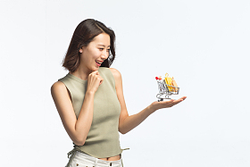 青年女人手托着购物车图片