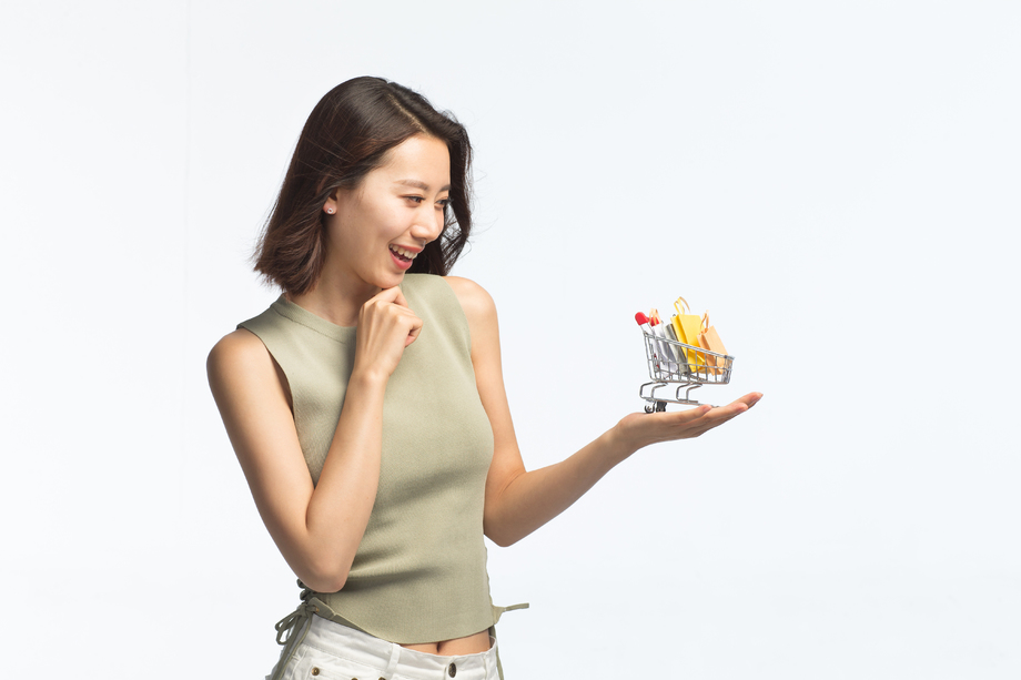 青年女人手托着购物车图片