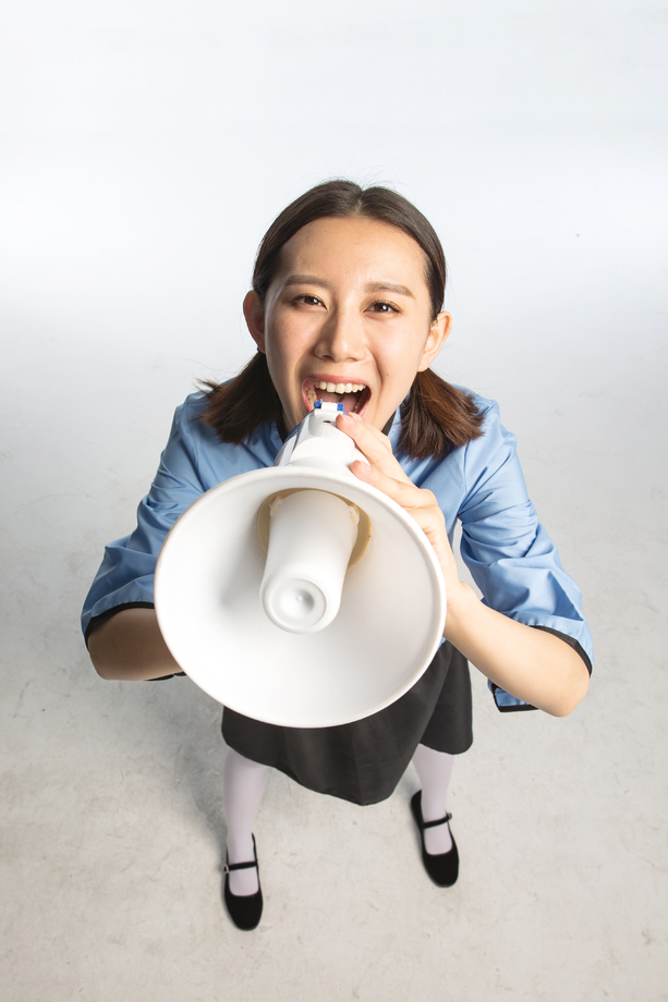 复古青年女人使用扩音器 复古青年女人使用扩音器