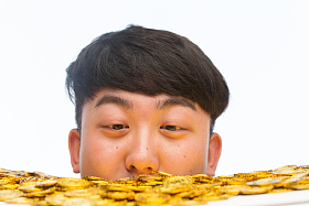 青年男人和金币照片