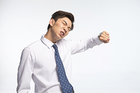 戴着腕表的商务青年男人