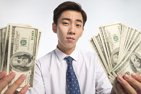 商务青年男人拿着美元