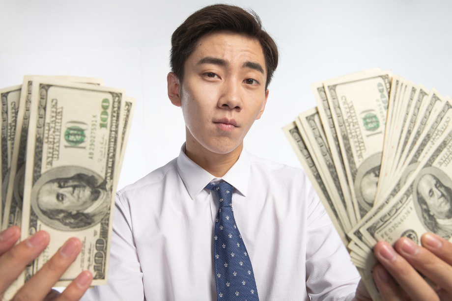 商务青年男人拿着美元