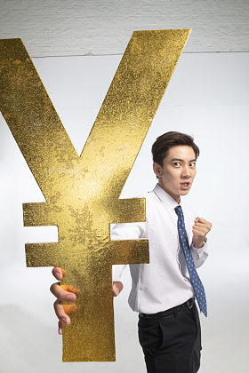 商务青年男人拿着人民币符号图片
