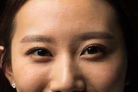 青年女人的面部特写照片