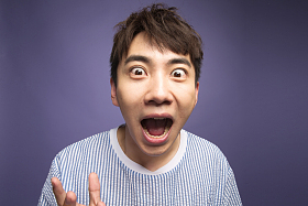 震惊的青年男人图片