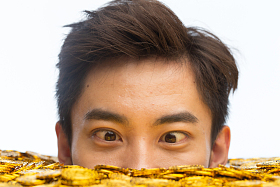 青年男人和金币照片