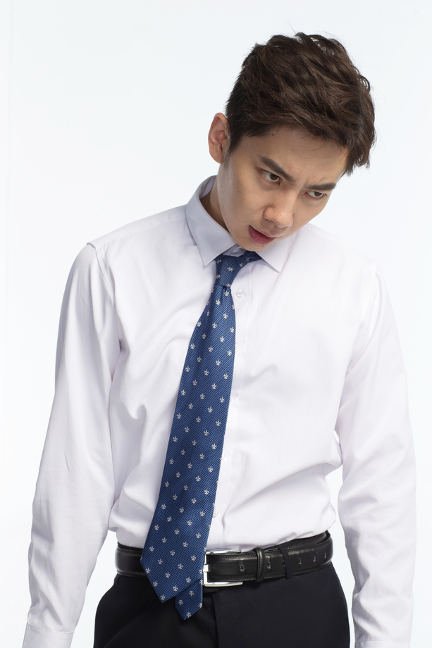 面部表情痛苦的青年男人图片