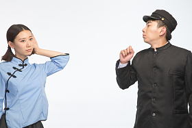 复古青年男女大喊照片