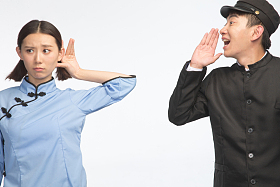 复古青年男女大喊图片