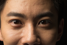 青年男人的面部特写图片