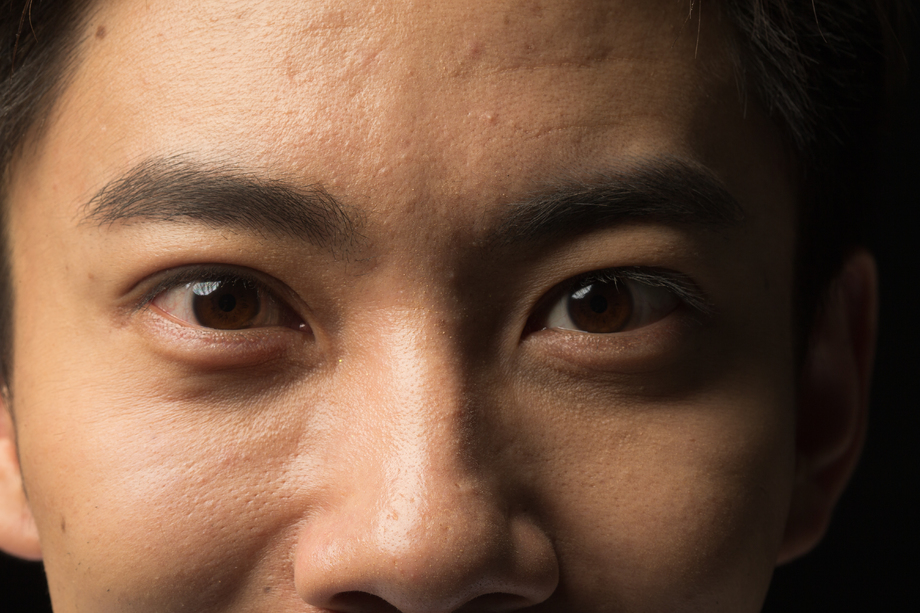 青年男人的面部特写图片