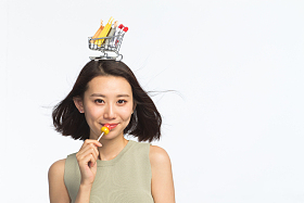 年轻女孩头顶购物车照片