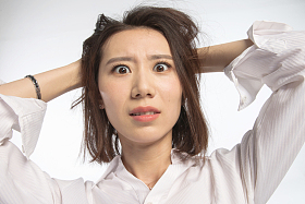 面部表情痛苦的青年女人