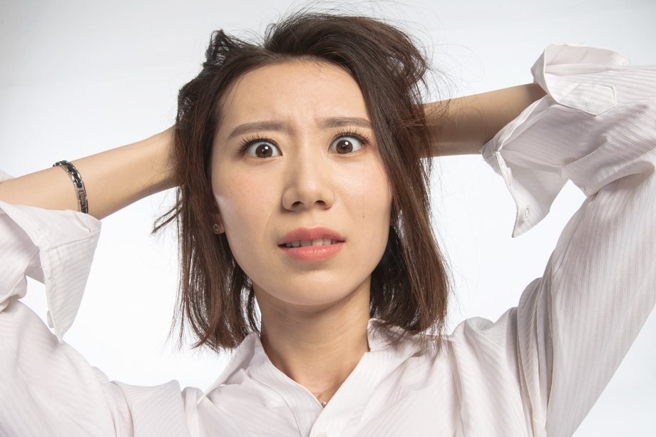 面部表情痛苦的青年女人 面部表情痛苦的青年女人