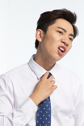 面部表情痛苦的青年男人图片