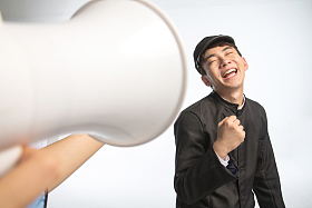 复古青年女人对着青年男人呼喊