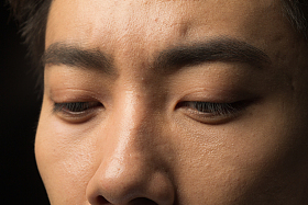 青年男人的面部特写