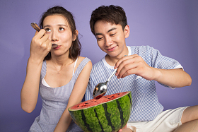 青年男女吃西瓜