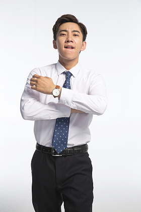 戴着腕表的商务青年男人