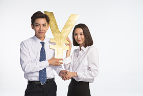 商务青年男女抢夺金钱图片