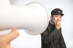 复古青年女人对着青年男人呼喊