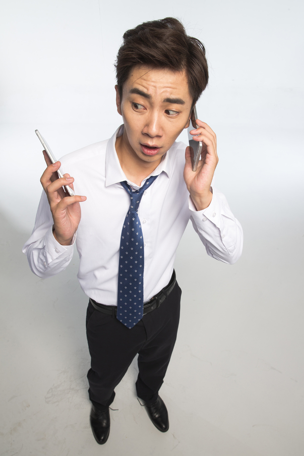 商务青年男人打电话