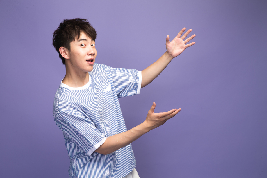 青年男人伸手照片