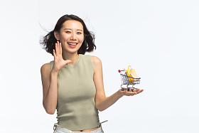 青年女人手托着购物车图片