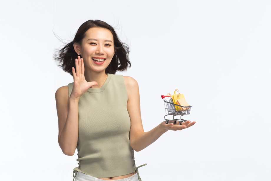 青年女人手托着购物车图片