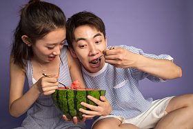 青年男女吃西瓜