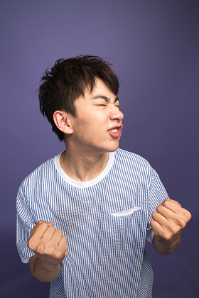 激动的青年男人图片