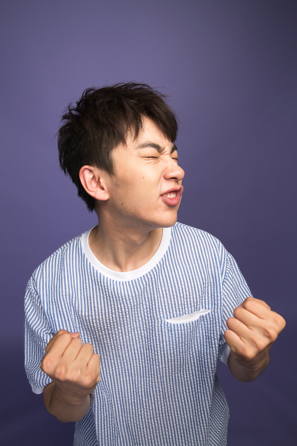 激动的青年男人图片