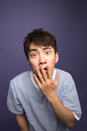 震惊的青年男人照片