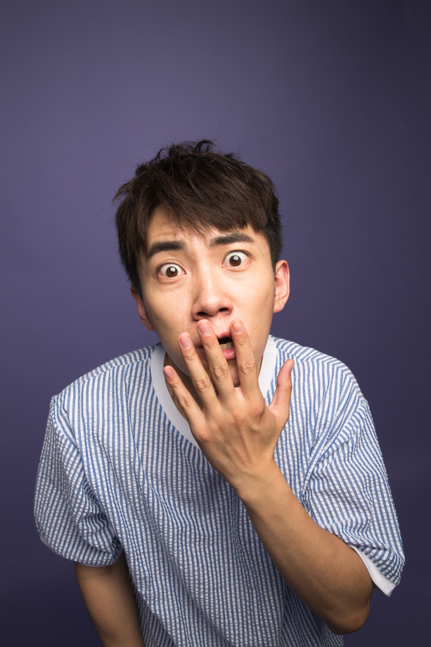 震惊的青年男人照片