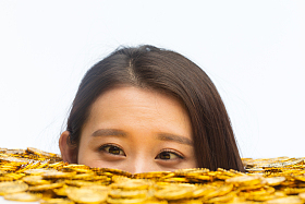 青年女人和金