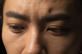 青年男人的面部特写图片