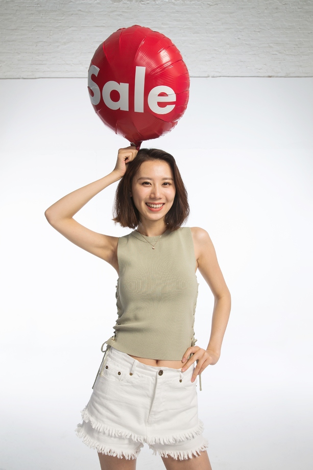 快乐的年轻女孩拿着气球 快乐的年轻女孩拿着气球