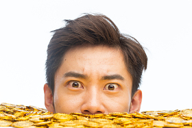 青年男人和金币照片