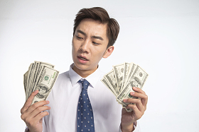 商务青年男人拿着美元