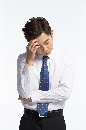 面部表情痛苦的青年男人图片