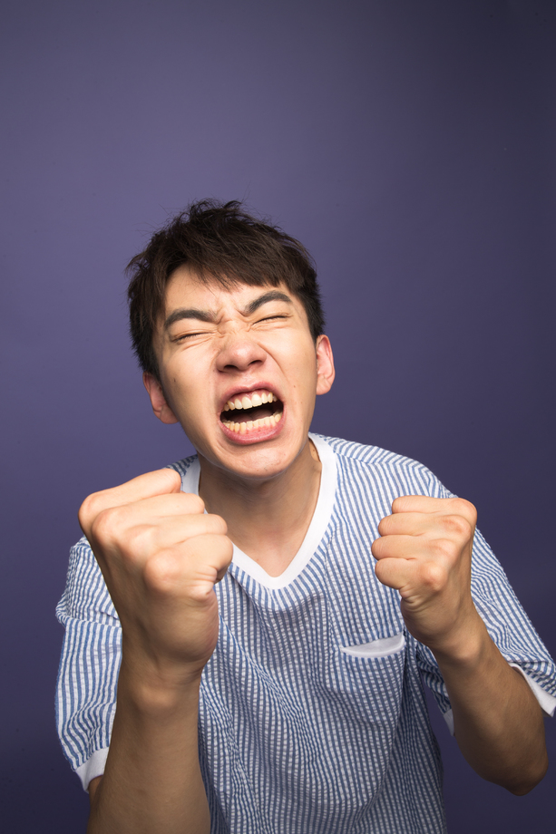 激动的青年男人 激动的青年男人