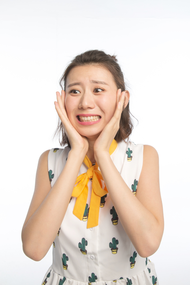 青年女人手捂脸