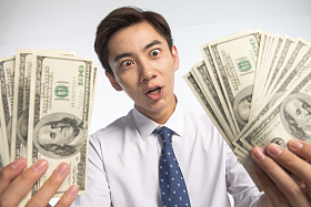 商务青年男人拿着美元