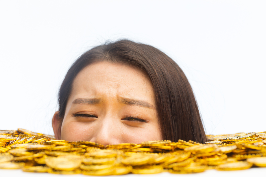青年女人和金